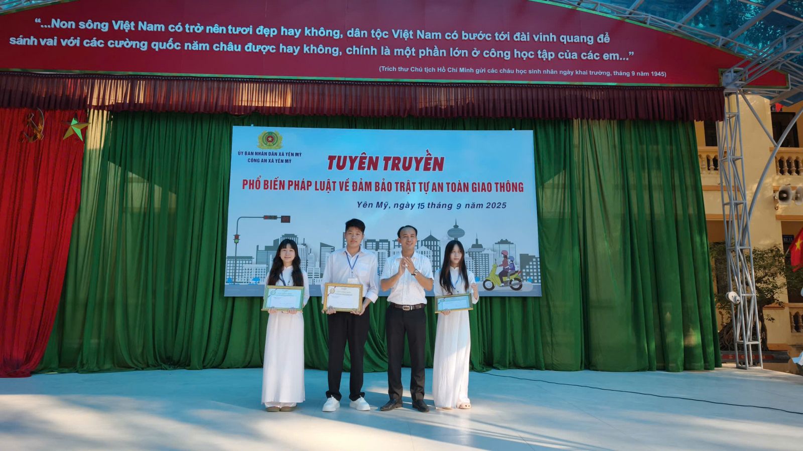 TIẾT CHÀO CỜ - HOẠT ĐỘNG HƯỚNG NGHIỆP TRẢI NGHIỆM: TRAO HỌC BỔNG VALET VÀ TUYÊN TRUYỀN PHÁP LUẬT VỀ AN TOÀN GIAO THÔNG